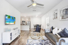 Sunny 2BR Retreat w Pool and Fitness Center in Tampa